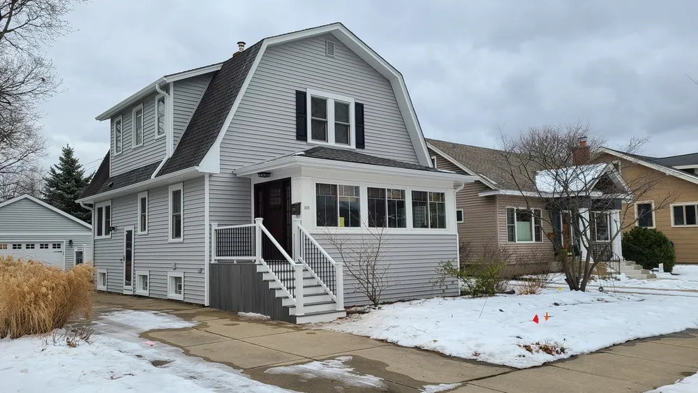 Corner view of finished siding, soffit and fascia details on an Elmhurst, Illinois home