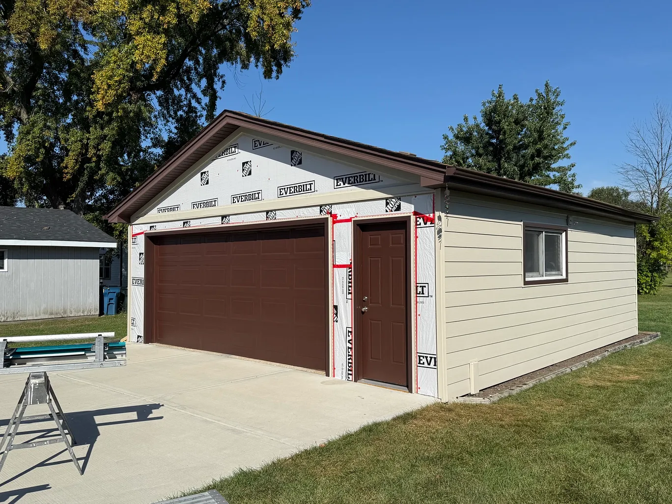 Attached garage and siding in Elmhurst, Illinois before the approved Durabuilt replacement project began