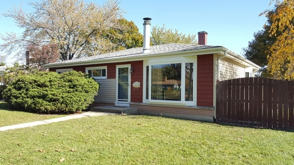 Ranch home in Elmhurst, Illinois after a full window replacement by Durabuilt