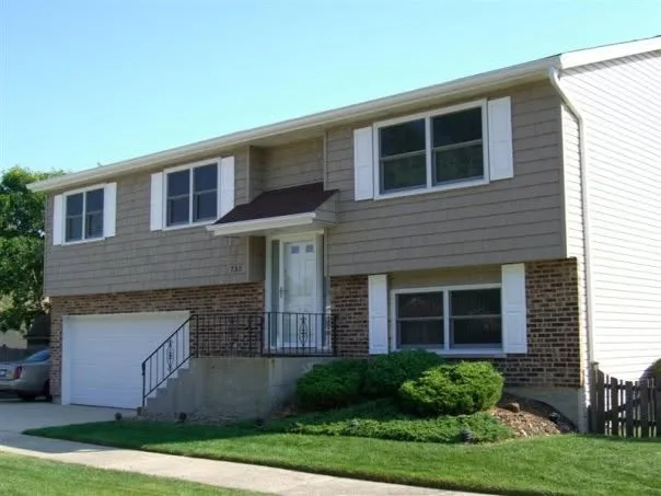 Split-level Elmhurst, Illinois home with completed siding and window replacement by Durabuilt Home Improvements